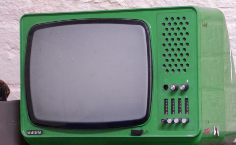 W obecnych czasach nadzwyczaj dużo osób swój wolny czas spędza przed telewizorem.