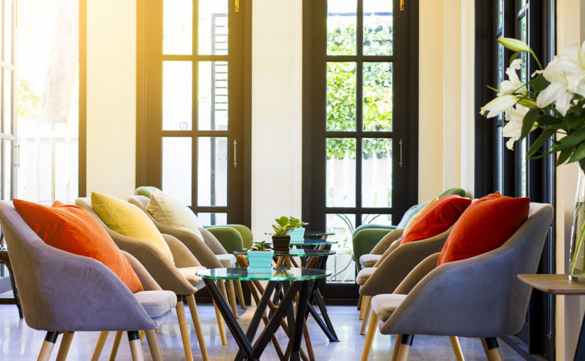 Obserwując dzisiejsze kierunki w aranżacji wnętrz dostrzeżemy spore zastosowanie szkła hartowanego.