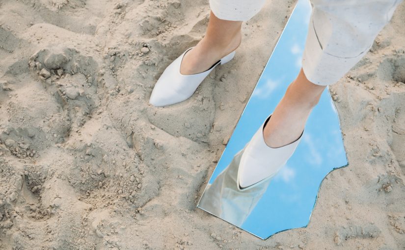 Szkło w Wnętrzu: Lustro jako Ekskluzywny Dodatek do Nowoczesnej Przestrzeni.